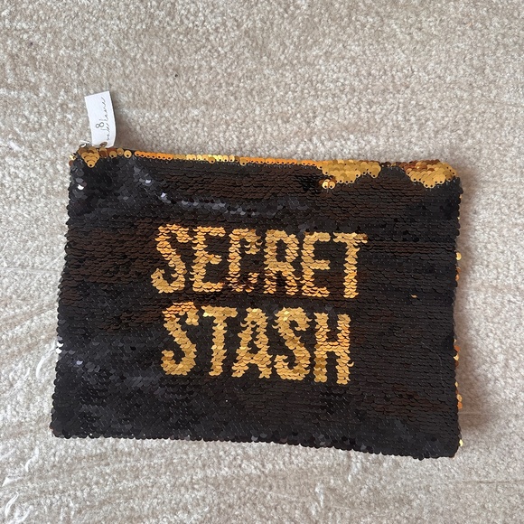 8 Oak lane Handbags - NEW 8 Oak Lane Secret Stash Reversible Black And Gold Sequin Cosmetic Bag